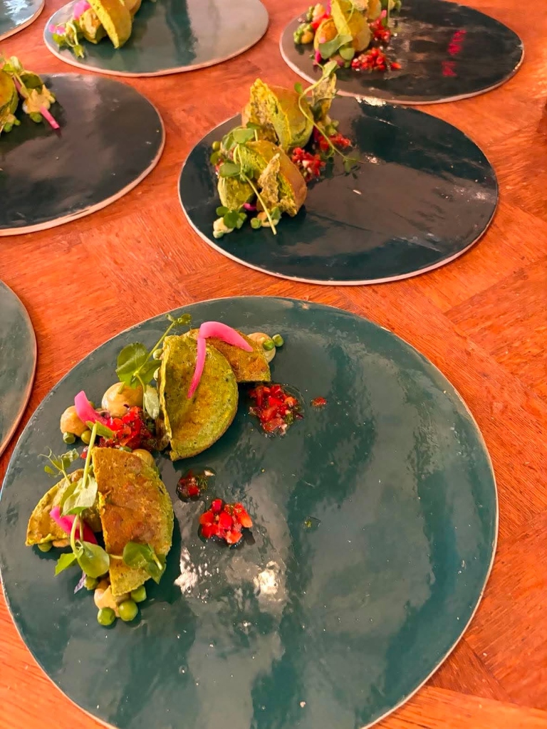 Blinis verts dressés sur assiettes sombres