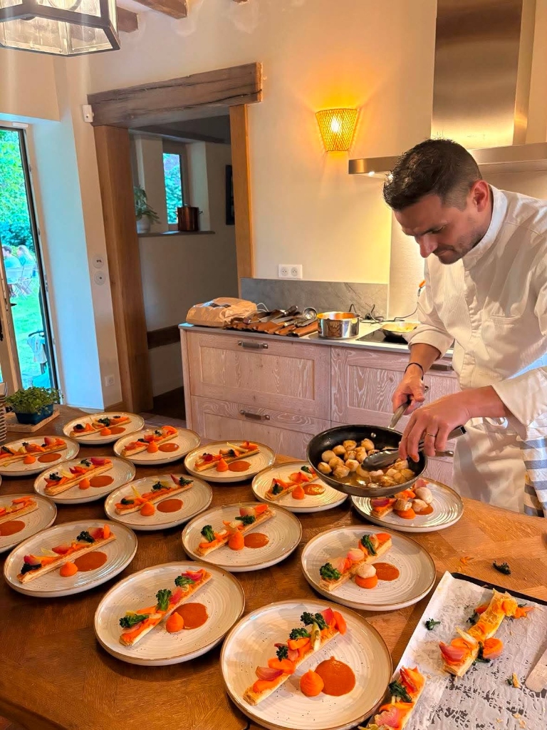 Le chef dresse minutieusement ses assiettes
